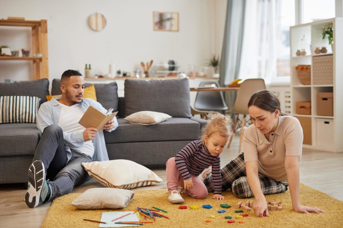 Famiglia Gioca a Casa